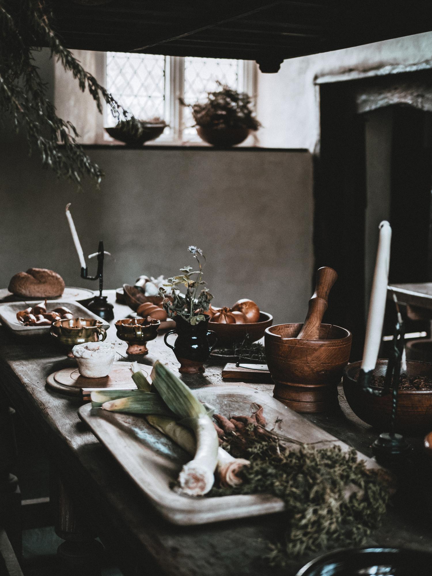 Wnętrze atelier z przygotowanym stołem